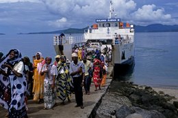 Barge;-Comoros-Archipelago;-Disembarkation;-France;-Indian-Ocean;-Kaleidos;-Kaleidos-images;-Kanga;-La-parole-à-limage;-Laurent-Abad;-Mayotte;-Passengers;-Quay;-Salama-Djema-III;-Sea-transport;-Stories-Pictures